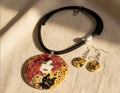 Collana in porcellana dipinta a mano – Fantasia Klimt