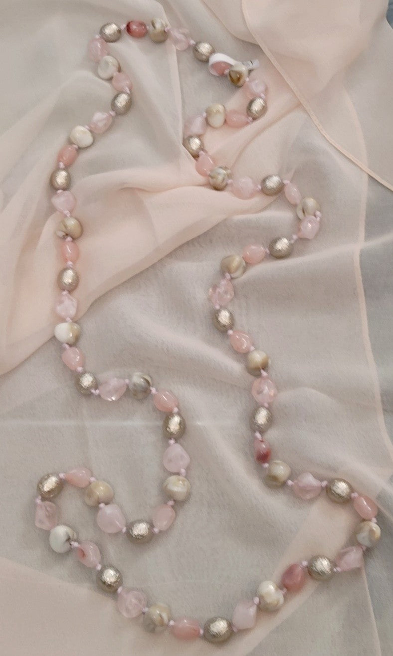 Collana con perline in resina rosa