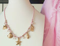 Collana Girocollo in Filo con Perline Rosa e Ciondoli Marini