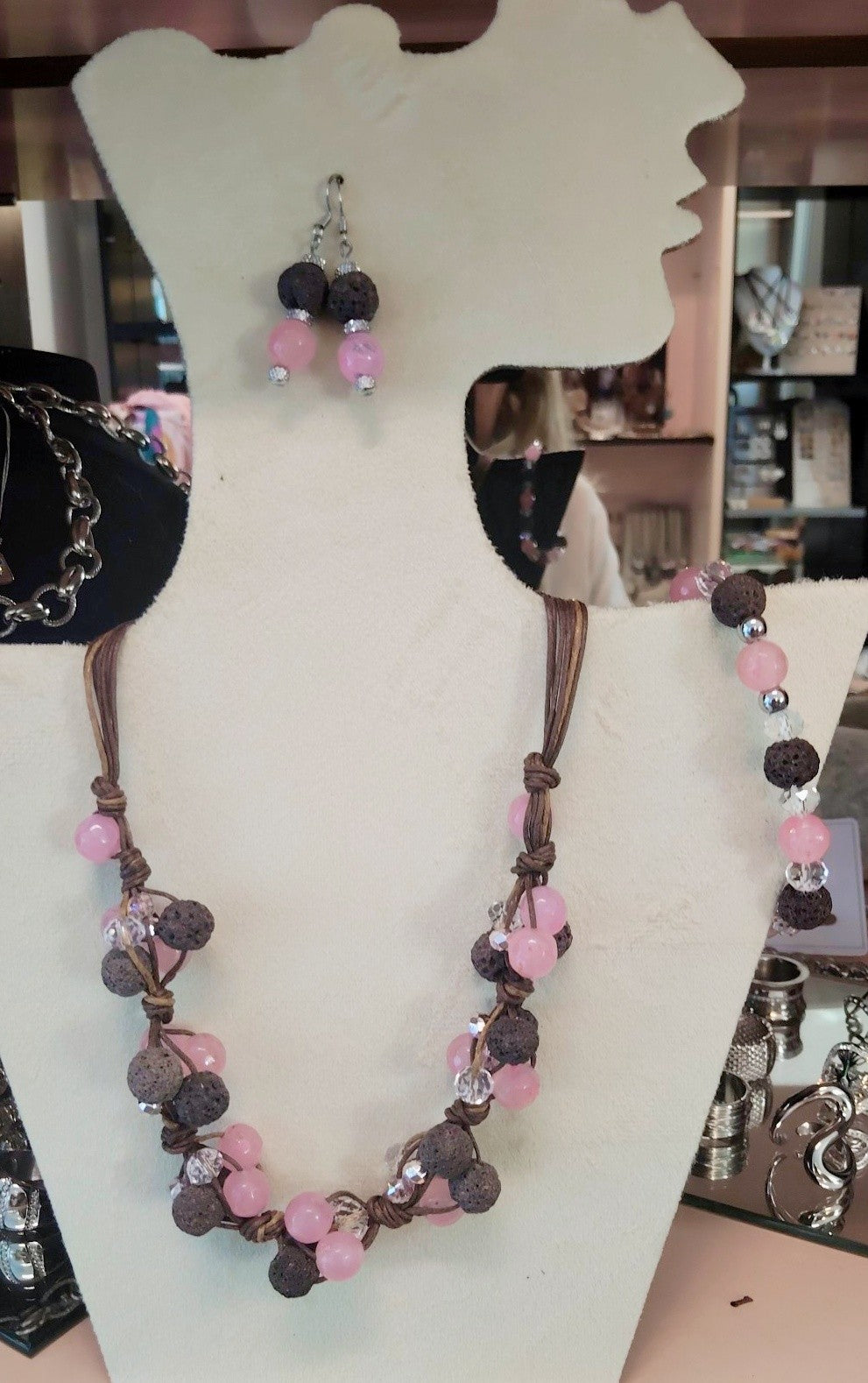 Parure fatta a mano con pietre rosa e cordino intrecciato