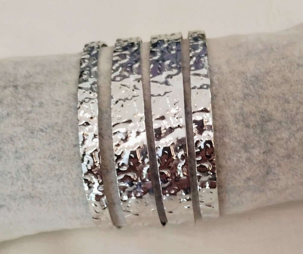 Bracciale rigido in acciaio argentato martellato