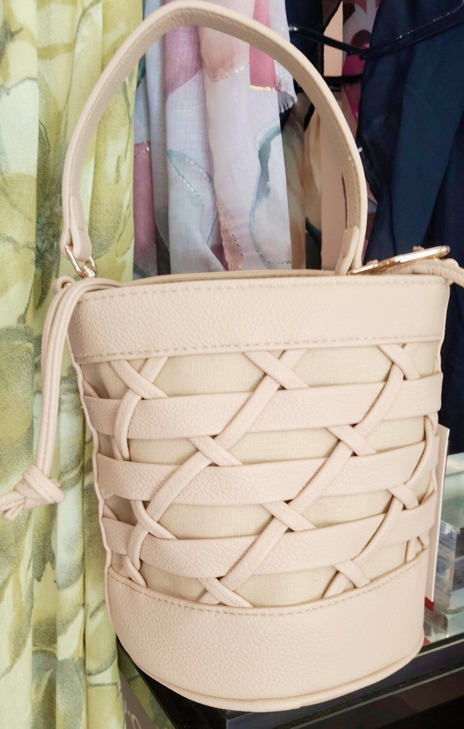 Borsa cestello in ecopelle con inserti intrecciati colore beige