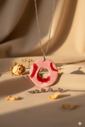 Collana ciondolo ad anello in porcellana rosa e rossa