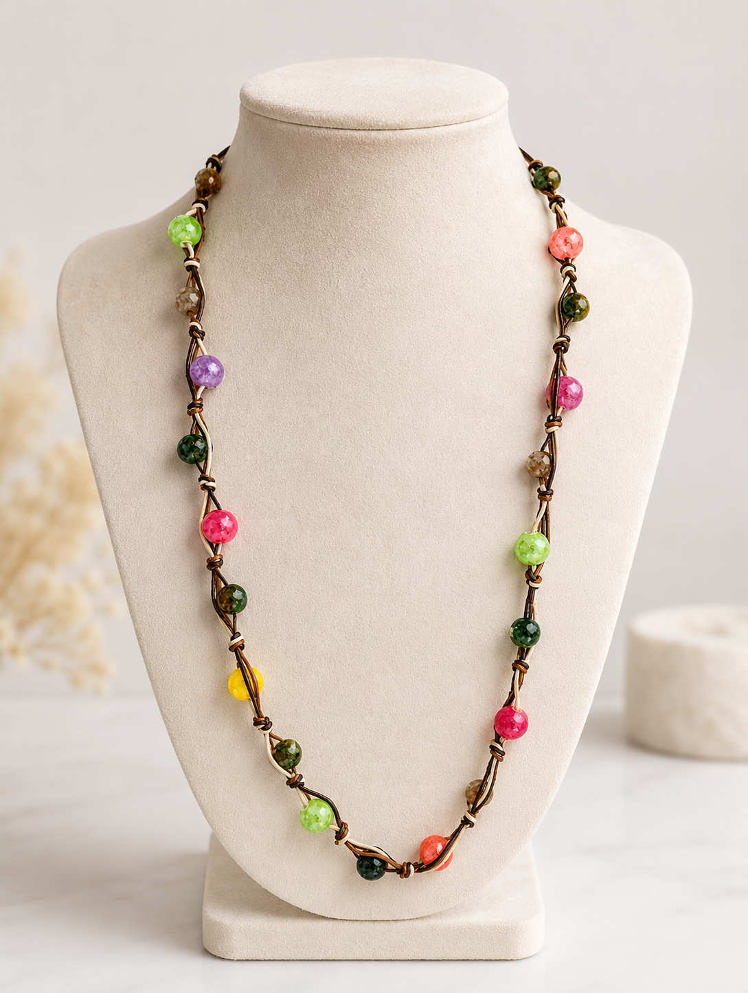Collana di perline in vetro intrecciate
