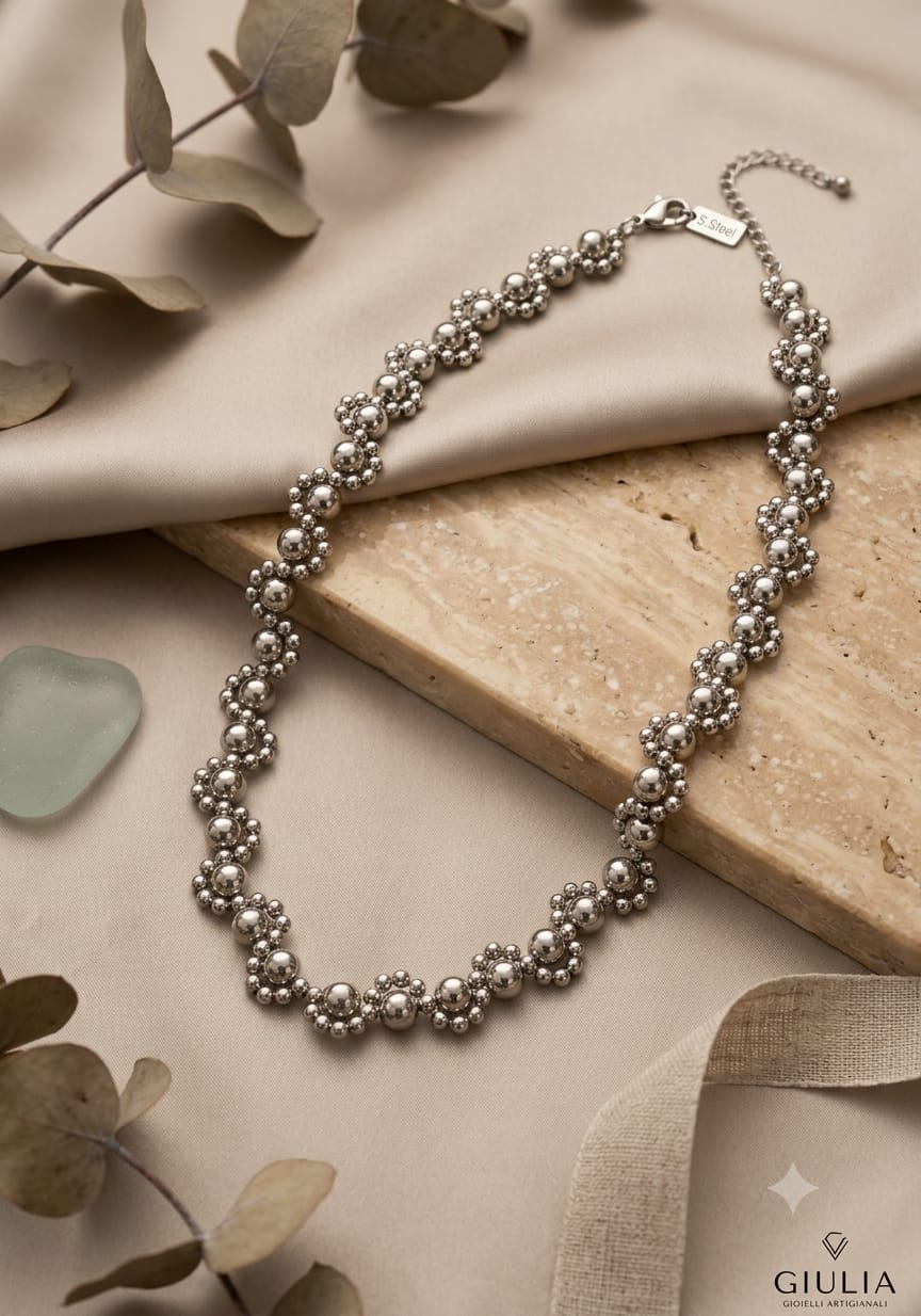 Collana girocollo in acciaio nella versione color argento