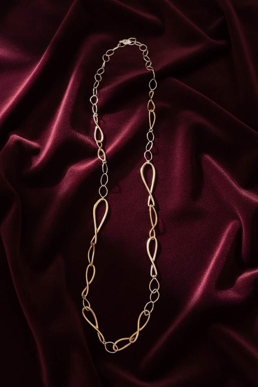 Collana in lega metallica con dettagli in oro rosato