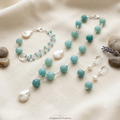 Collana girocollo con pietre naturali azzurre e perle baroccate su acciaio