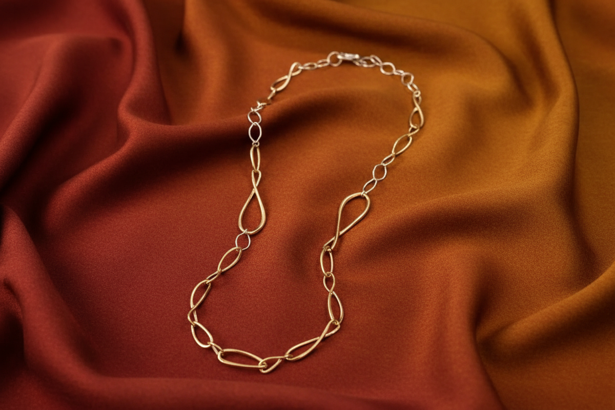 Collana lunghezza media con sfondo autunnale