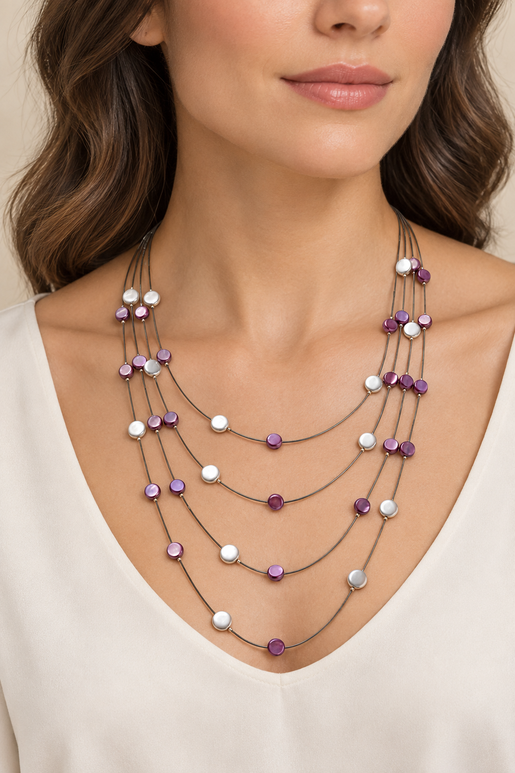 Collana a quattro fili con perline bianche e lilla indossata da una modella
