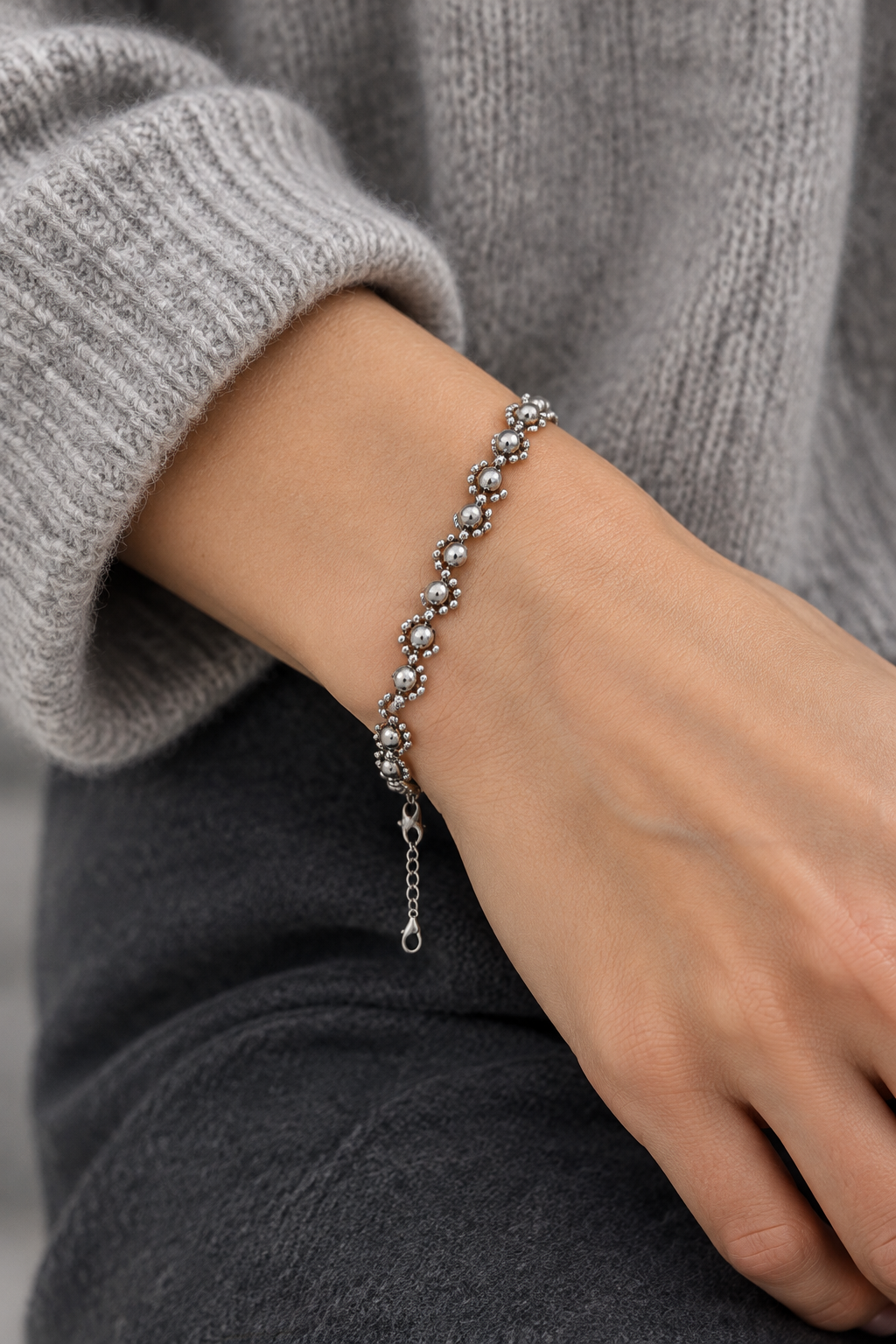 Modella con bracciale in acciaio argentato