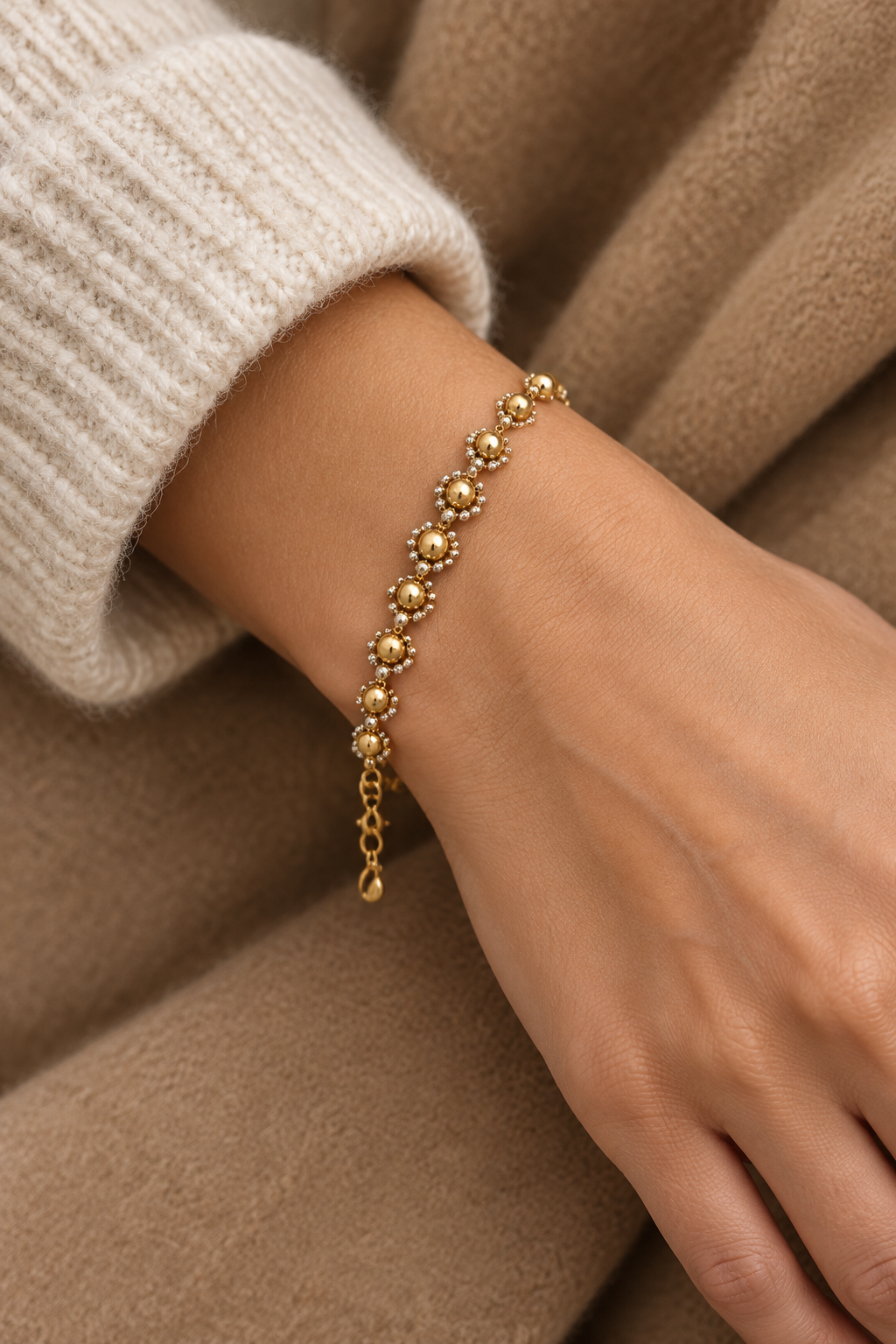 Modella con bracciale in acciaio dorato