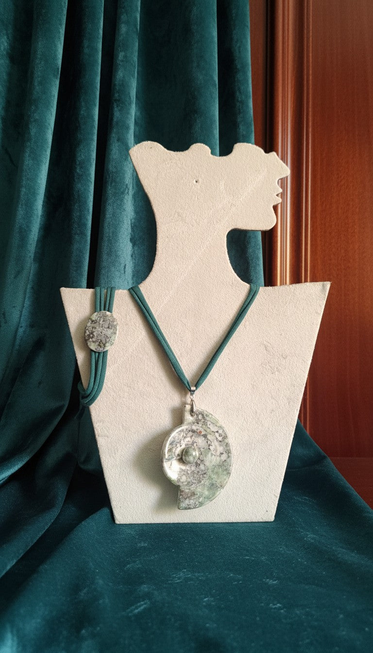 Collana con ciondolo in porcellana dipinta a mano